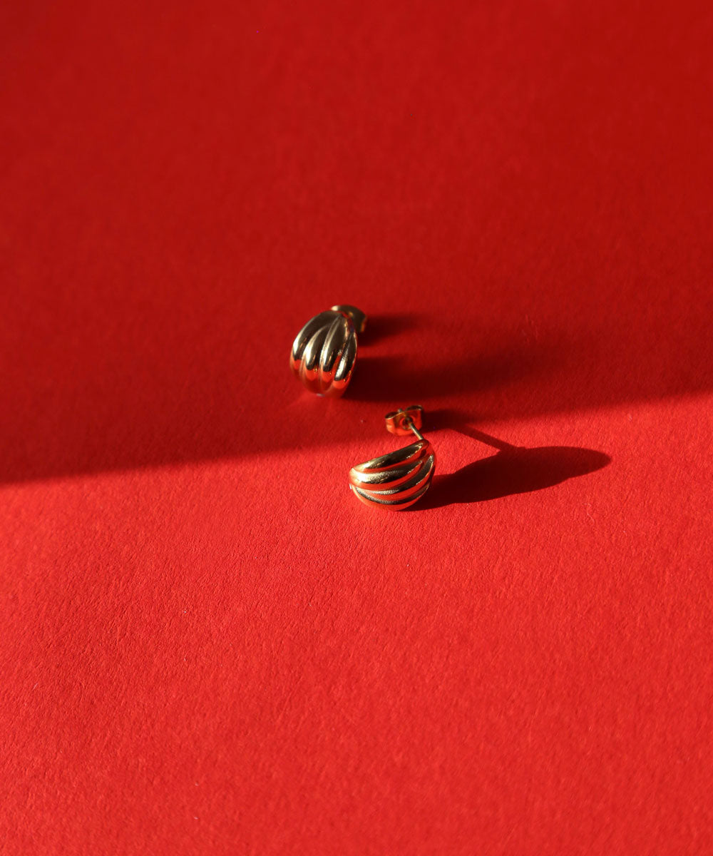 Vintage style gold earrings.
