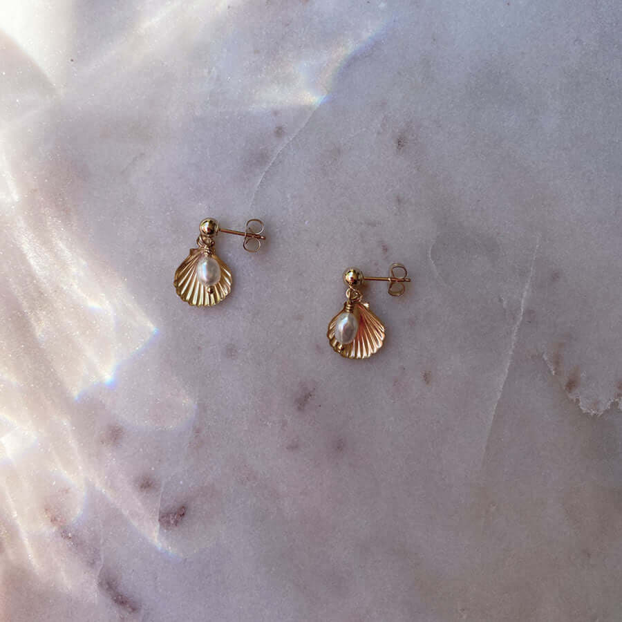 Clam shell studs with freshwater pearl