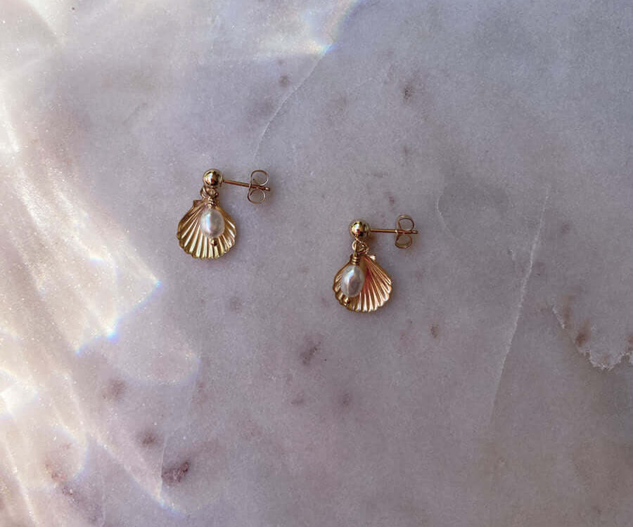 Clam shell studs with freshwater pearl